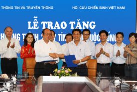 PVC tặng máy tính cho Hội CCB Việt Nam